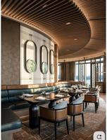 Mobilier de restaurant moderne : banquette capitonnée, table et chaises en cuir sur mesure, conception de mobilier complet pour projet