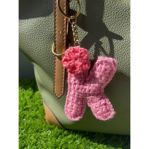 Llavero de Ganchillo Hecho a Mano con la Letra K, Detalle de Flor Rosa, Suave y Duradero, Diseño Personalizado Disponible, Llavero de Ganchillo con el Alfabeto Inglés - Product Image 3