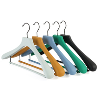 Cintres en bois personnalisés pour costumes et manteaux, finition caoutchoutée, barre ronde, pour présentation de vêtements de luxe en boutique, cintres haut de gamme colorés