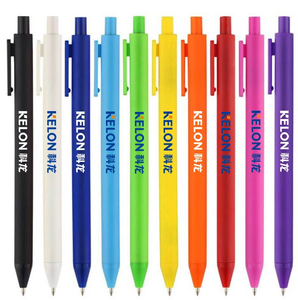 Vente en gros du meilleur <span class=keywords><strong>stylo</strong></span> <span class=keywords><strong>à</strong></span> <span class=keywords><strong>bille</strong></span> en plastique multicolore <span class=keywords><strong>à</strong></span> bas prix recouvert de caoutchouc en vrac avec logo imprimé personnalisé OEM pour la papeterie - Product Image 4