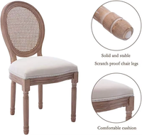 Chaise Louis avec des couvertures élégantes en or conçues pour un banquet ou un événement de mariage sophistiqué