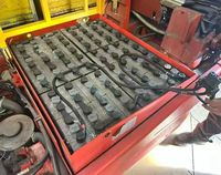 Batterie au plomb-acide Tian Neng 80V/575Ah avec dispositif de remplissage d'eau automatique et garantie d'un an pour chariots élévateurs