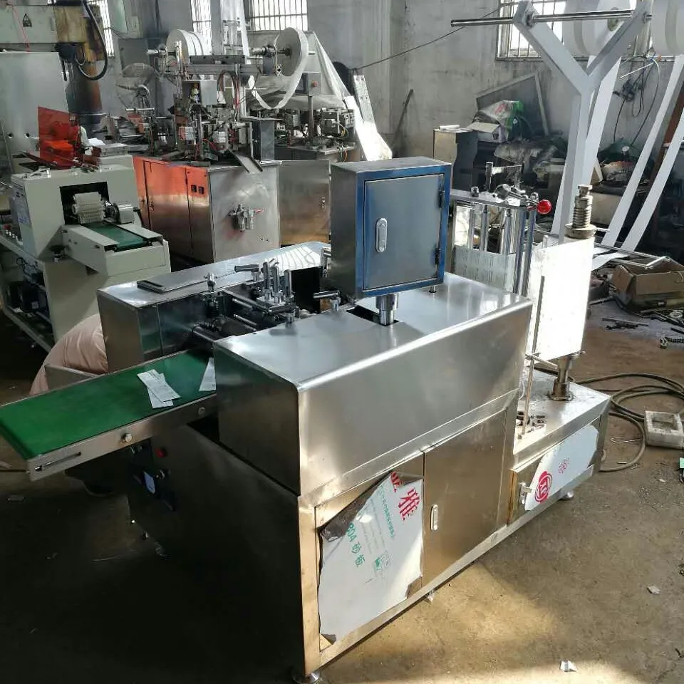 शराब झाड़ू ड्रेसिंग बनाने और पैकिंग मशीन उच्च गति के साथ शराब प्रस्तुत करने का पैड उत्पादन मशीन