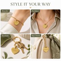 Hartvormige hanger met ritsbediening en gegraveerde, in elkaar grijpende initialen, meerdere kleuren, designer charms