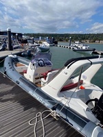Yacht privé en fibre de verre de 7,6 m, bateau de pêche gonflable de 7,6 m avec moteur hors-bord pour le tourisme, la navigation et les sports Huihao Huihao