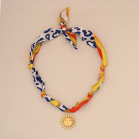 Écharpe en soie à imprimé floral bohème tendance, collier avec pendentif en forme de cœur en acier inoxydable pour femmes