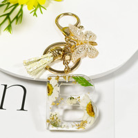 Porte-clés photo numérique blanc simple et durable, prix d'usine, avec initiale, fleur, lettre, alphabet en résine cristalline, pompon et papillon en soie