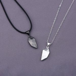 Collier à chaîne avec pendentif magnétique en forme de cœur au design inspirant pour les amoureux - Fiançailles, mariage, anniversaire, plaqué argent - Product Image 4