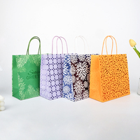 Sac cadeau en papier kraft recyclable avec poignée Flexiloop pour vêtements et chaussures, impression flexo personnalisée du logo, emballage