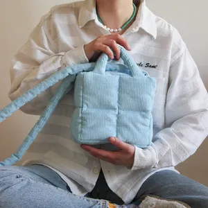 Sac à bandoulière en velours côtelé bleu Puffer avec mini oreiller et logo de taille personnalisée avec poignées fourre-tout