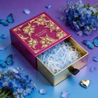 Boîte à tiroirs bleue métallisée personnalisée avec fleurs dorées en relief pour un emballage de marque élégant