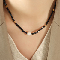 Collier en chaîne de perles de verre noir et perle d'eau douce unique en acier inoxydable plaqué or 18 carats personnalisé en gros pour femmes