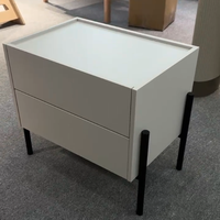 Table de chevet moderne minimaliste à 2 tiroirs, couleur blanc crème, avec bord de table surélevé