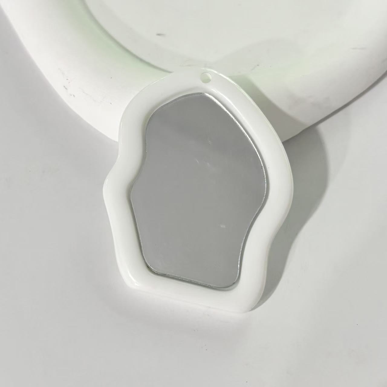 Irregular small mirror-white