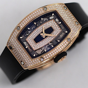 Montre de luxe avec boîtier en forme de baril, onyx noir, index lumineux, fond saphir, fermoir en acier, idéale pour les occasions professionnelles et les soirées. - Product Image 2
