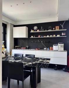 Aparador de Estilo Minimalista con Armarios Colgantes, Estación de Café Integrada, Vitrina Abierta con Estantes Ajustables - Product Image 1