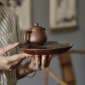Table à thé et ustensiles de cérémonie du thé d'inspiration zen, faits à la main, en pur gourde de fer blanc. - Product Image 2