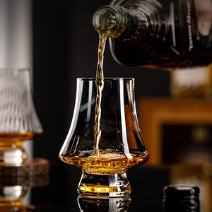 Verre à whisky de dégustation de luxe au design vintage, personnalisable, verre à whisky à poignée large, verre tulipe - Product Image 1