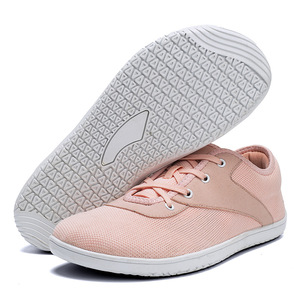 Chaussures d'été légères en maille respirante pour hommes et femmes, design à bout large avec semelles en caoutchouc souple pour un <span class=keywords><strong>confort</strong></span> ultime et une sensation de marche pieds nus. - Product Image 2
