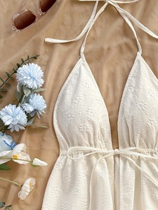 Débardeur blanc en polyester pour femme, col en V, dos nu, en tissu texturé Dobby, idéal pour les fêtes, les festivals et les rendez-vous - Product Image 6