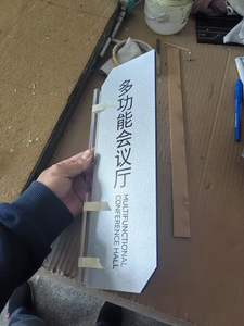 Signalétique de porte d'hôtel moderne en <span class=keywords><strong>alphabet</strong></span> doré RFQprint pour appartement et villa - Plaques de numéro de chambre murales durables en acier inoxydable - Product Image 2