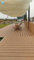 Planches de terrasse en composite bois-plastique (WPC) résistantes aux intempéries, à faible entretien, anti-termites pour villa, patio et allée.