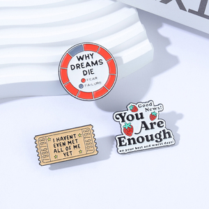 เข็มกลัดการเดินทางแห่งการค้นพบตัวตน ฉันยังไม่ได้พบกับตัวตนของตัวเองทั้งหมด ดีไซน์แบบตั๋ว ใช้เป็นเครื่องประดับสำหรับสวมใส่ในชีวิตประจำวัน สไตล์การเติบโตส่วนบุคคล - Product Image 2