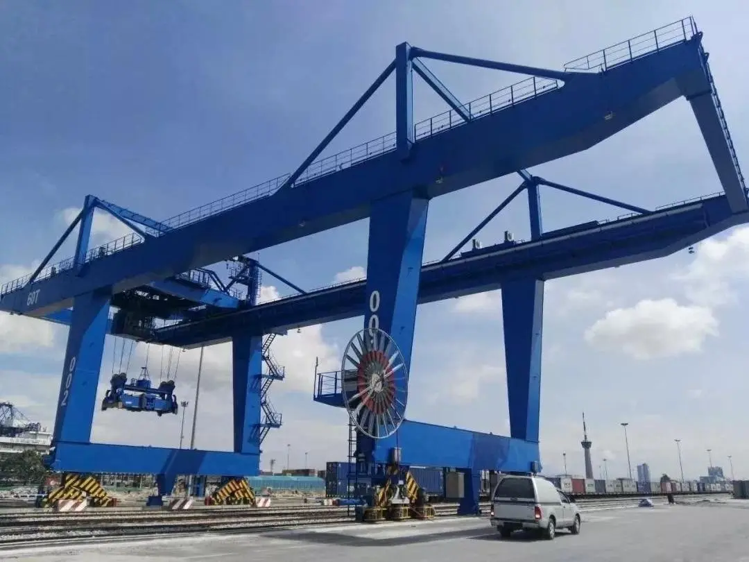 Çin mobil liman gemi boşaltma portal vinç 40T konteyner portal vinç konteyner vinci