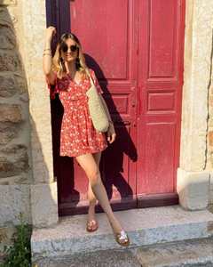 Été Nouveau Bohème Resort Robe de plage Les femmes portent une robe mince à col en V avec des jupes vides et une robe de sortie décontractée - Product Image 3