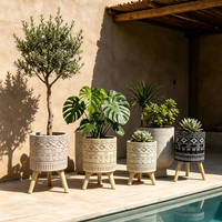 Pot Bunga Fiber Clay Mewah dengan Dudukan Tripod Kayu, Desain Modern Berukir, Pot Tanaman Lantai untuk Halaman
