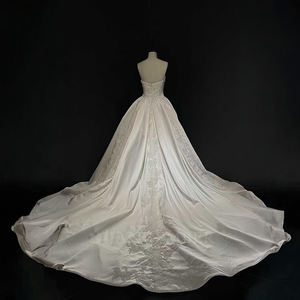 Vestido de Novia Moderno NT65 sin Tirantes con Encaje Bordado, Flores, Apliques de Cristal y Cola Larga Tipo Capilla - Product Image 2