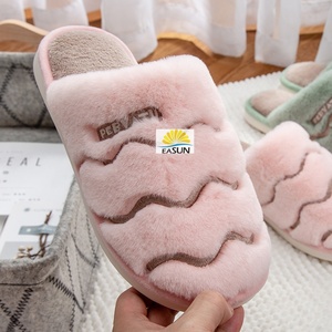 Pantoufles en peluche à prix de gros et d'usine, chaussettes-pantoufles d'hiver, pantoufles bottes moelleuses, pantoufles pour femmes - Product Image 5