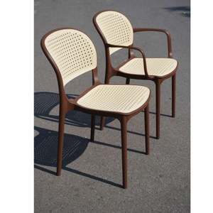 Chaise en plastique moulé imitation rotin haut de gamme avec accoudoirs, disponible en plusieurs couleurs - Product Image 5