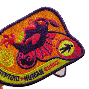 Écussons entièrement brodés personnalisés avec dos adhésif pour la décoration des vêtements et des sacs à dos - Product Image 3