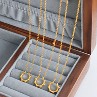 Collier tendance en acier inoxydable plaqué or 18 carats avec pendentif en forme de lune et perles imitation, chaîne à maillons pour femme, idéal comme cadeau
