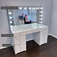 Coiffeuse avec plateau en verre transparent pour un rangement facile, table de maquillage avec poignées en cristal et miroir à ampoules