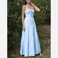 Robe longue en satin fluide à volants, style gâteau, sans bretelles, avec ruban torsadé à la taille, motif floral frais, idéale pour les vacances