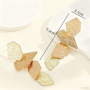 Boucles d'oreilles Jingciren Boutique, best-seller transfrontalier Europe et États-Unis, motif feuille irrégulière, design original et élégant - Product Image 4