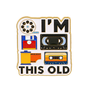 I'm THIS OLD Épinglette en émail 3D nickel noir avec citation rétro, unisexe, pour badges, sacs à dos, vêtements, accessoires et bijoux de mode - Product Image 2