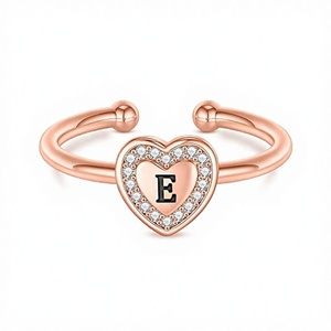 Anillos infantiles de latón chapado en oro rosa con inicial de corazón, regalo de San Valentín de UM Jewelry para niñas adolescentes, ajustables, sin deslustre. - Product Image 3