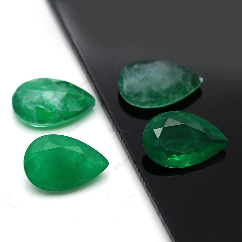 สีเขียวมรกต