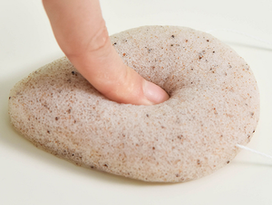 OEM 100% Éponge Konjac naturelle Sans cruauté Vegan Serviettes nettoyantes pour le visage Équilibre des <span class=keywords><strong>graines</strong></span> <span class=keywords><strong>de</strong></span> noix Huile pour la peau <span class=keywords><strong>Loofah</strong></span> goutte d'eau - Product Image 2