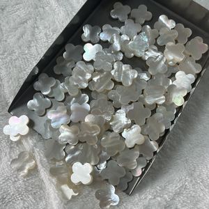 Pierre en nacre blanche en forme de trèfle à quatre feuilles de 14x14x2 mm pour la fabrication de bijoux DIY - Product Image 4