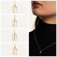 Collier unisexe en cuivre plaqué or avec pendentif rectangulaire incrusté de zircon et lettre initiale, chaînes fines pour usage quotidien