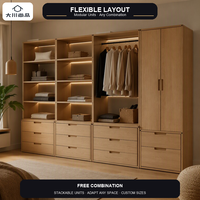 Système de garde-robe modulaire sur mesure en chêne clair avec étagères ouvertes et tiroirs pour petite chambre d'appartement