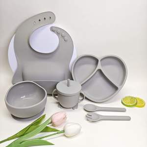 Set di Stoviglie in Silicone per Bambini dal Design Classico, Include Piatto, Ciotola, Cucchiaio, Forchetta e Tazza con Beccuccio per l'Alimentazione del Bambino - Product Image 4