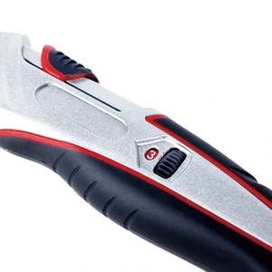 Couteau utilitaire ergonomique avec poignée en TPR et verrouillage automatique pour la découpe de carton et la construction - Product Image 4