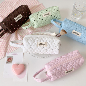 กระเป๋าเครื่องสำอางลายหัวใจแบบควิลท์ ซิปสีขาว กระเป๋าใส่เครื่องสำอางโพลีเอสเตอร์ กระเป๋าใส่ของใช้ในห้องน้ำสำหรับเดินทางพร้อมหูหิ้ว - Product Image 1