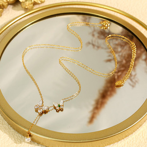 Collier pendentif papillon avec chaîne en or et pompon de perles pour femme, à porter au quotidien - Product Image 3