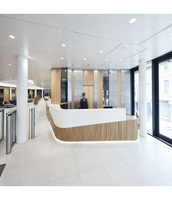 Comptoir de réception moderne en surface solide Candu avec design LED intégré accrocheur pour hôtel et supermarché, finition haute brillance